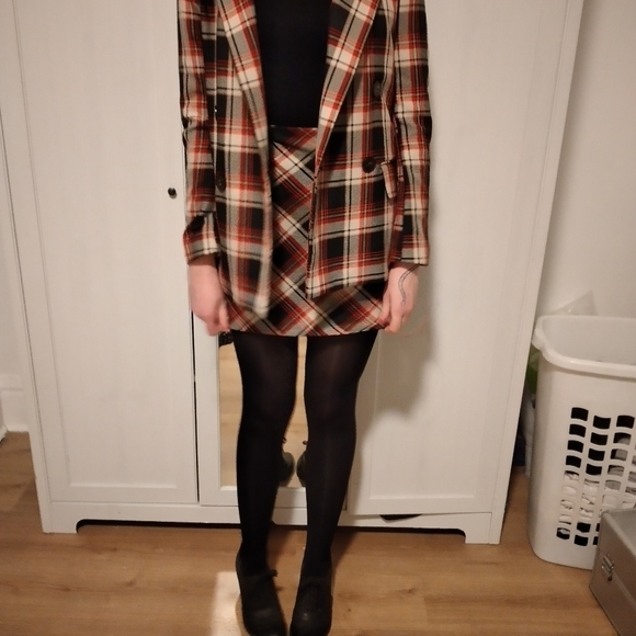 Suit and skirt set - Picture 2 of 6